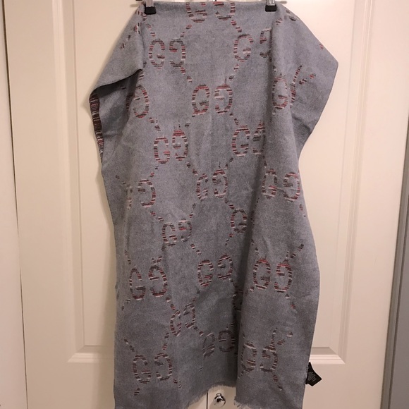 NWOT Gucci Beautiful Warm scarf - Picture 2 of 4